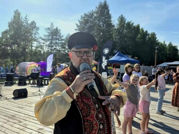 Потрясающий концерт дуэта Петра и Марины Суховых в Мирном завершил праздничную программу